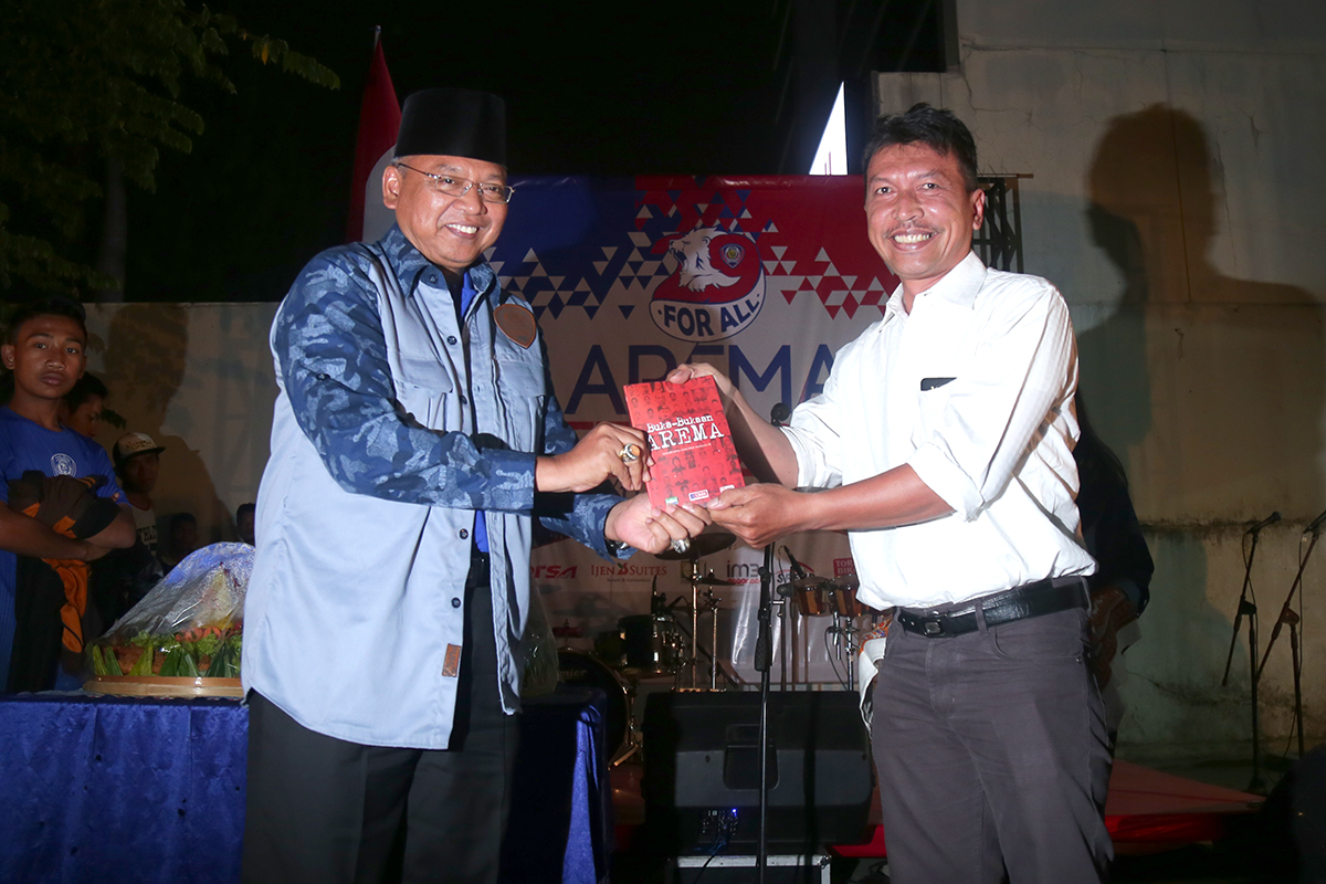 Penyerahan buku Buka-Bukaan AREMA dari UMM yang diwakili Yunan Syaifullah kepada Presiden Kehormatan